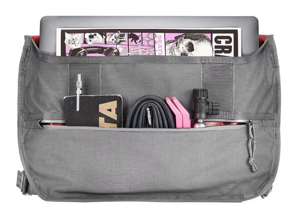 CHROME SIMPLE MESSENGER バッグ Chrome Simple 12L Messenger Bag - Accessories